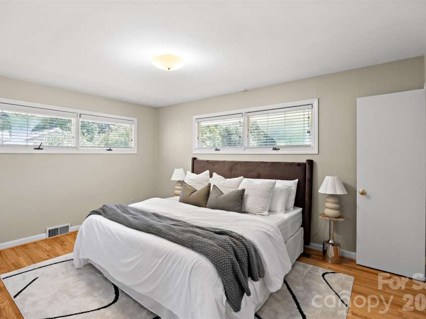 933 Coulwood Drive, Charlotte, NC 28214.  MLS# CAR4425110, YatesRealty ID 54341. 