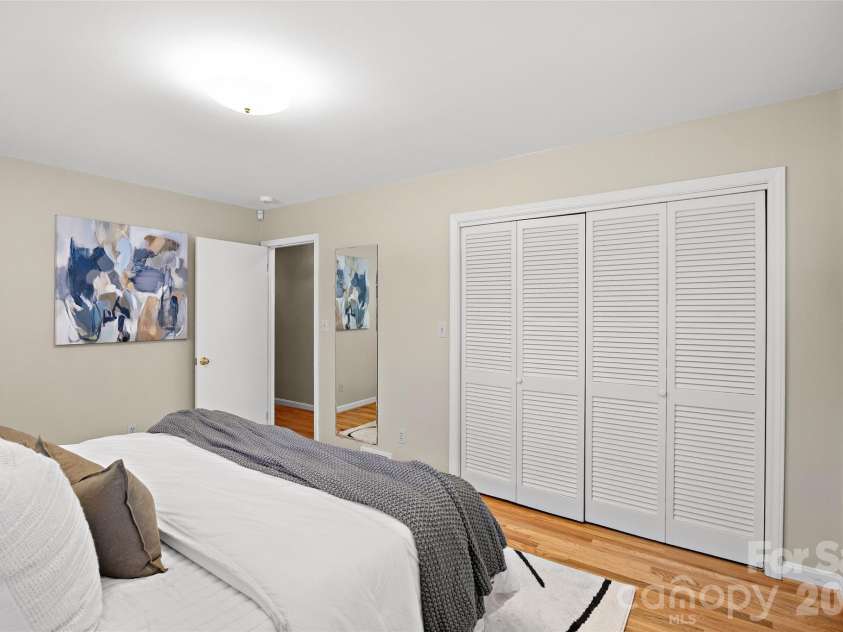 933 Coulwood Drive, Charlotte, NC 28214.  MLS# CAR4425110, YatesRealty ID 54341. 