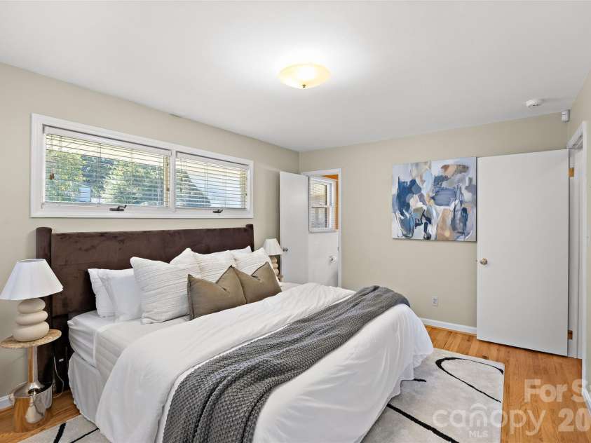 933 Coulwood Drive, Charlotte, NC 28214.  MLS# CAR4425110, YatesRealty ID 54341. 