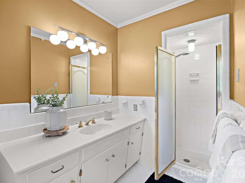 933 Coulwood Drive, Charlotte, NC 28214.  MLS# CAR4425110, YatesRealty ID 54341. 
