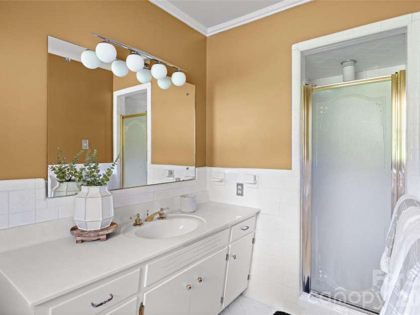 933 Coulwood Drive, Charlotte, NC 28214.  MLS# CAR4425110, YatesRealty ID 54341. 