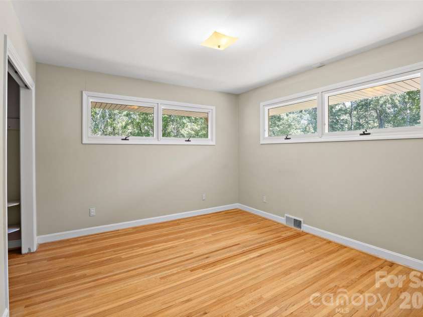 933 Coulwood Drive, Charlotte, NC 28214.  MLS# CAR4425110, YatesRealty ID 54341. 