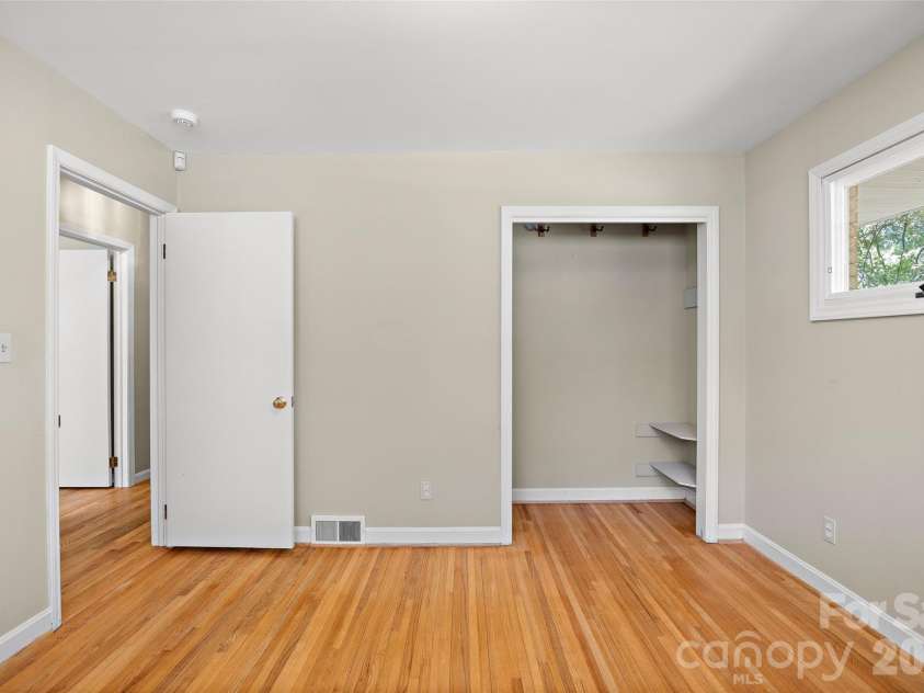 933 Coulwood Drive, Charlotte, NC 28214.  MLS# CAR4425110, YatesRealty ID 54341. 