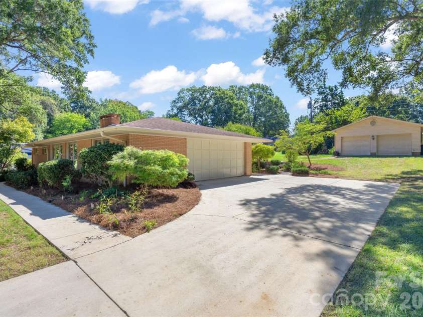933 Coulwood Drive, Charlotte, NC 28214.  MLS# CAR4425110, YatesRealty ID 54341. 