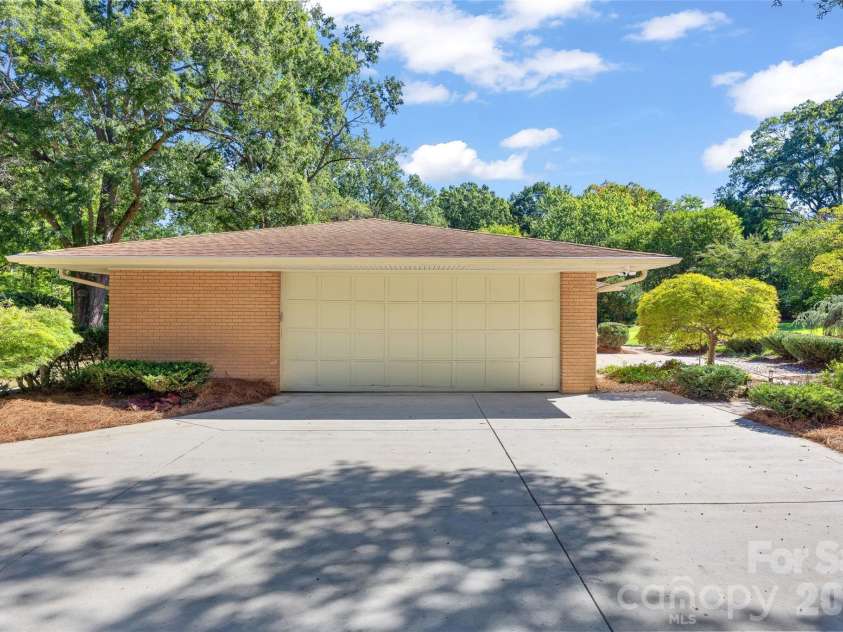933 Coulwood Drive, Charlotte, NC 28214.  MLS# CAR4425110, YatesRealty ID 54341. 