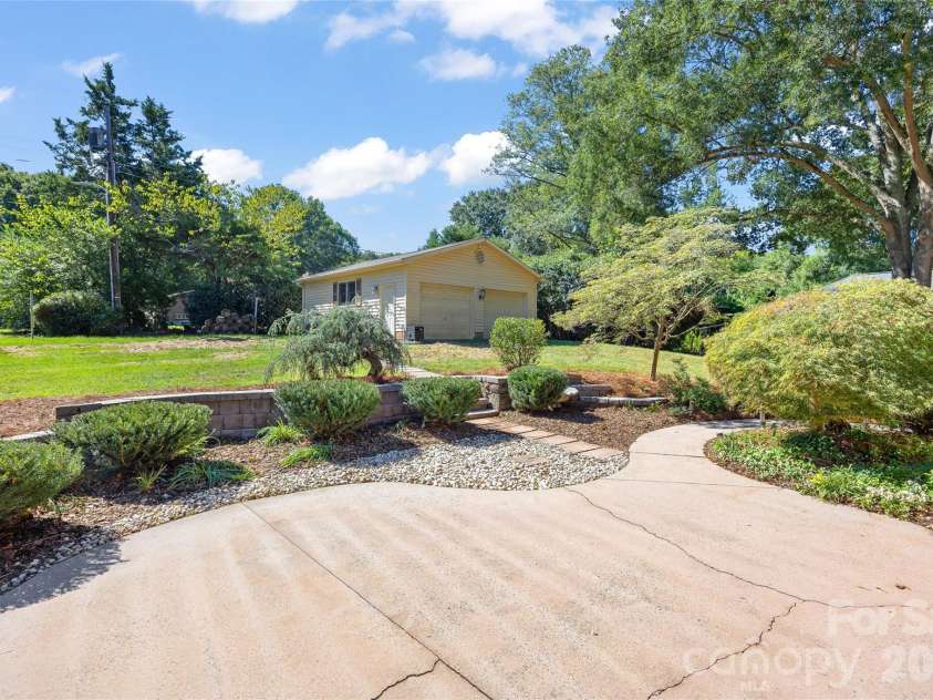 933 Coulwood Drive, Charlotte, NC 28214.  MLS# CAR4425110, YatesRealty ID 54341. 