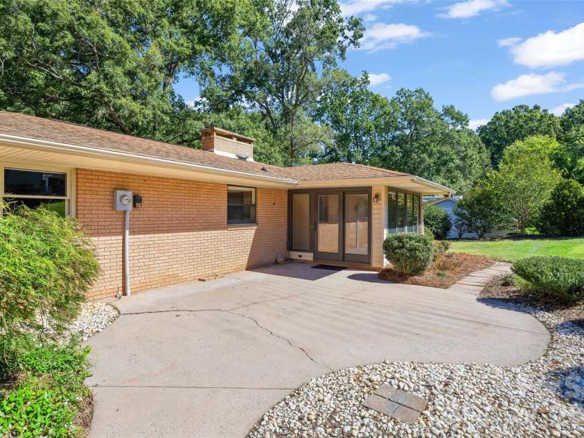 933 Coulwood Drive, Charlotte, NC 28214.  MLS# CAR4425110, YatesRealty ID 54341. 