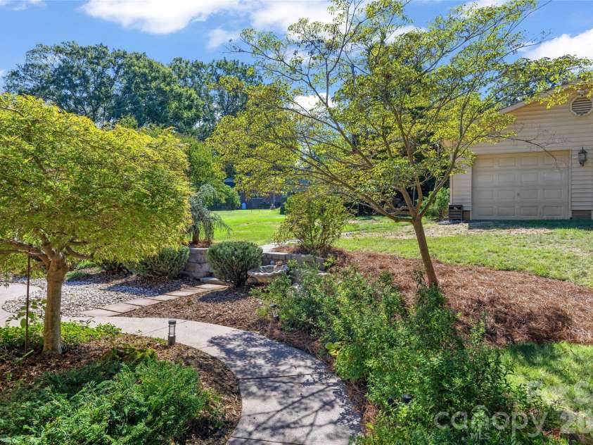 933 Coulwood Drive, Charlotte, NC 28214.  MLS# CAR4425110, YatesRealty ID 54341. 