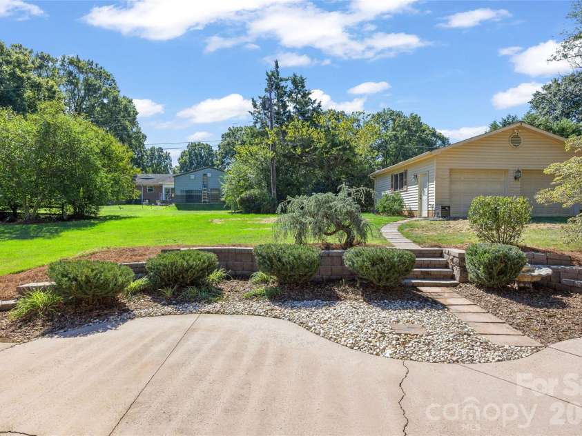 933 Coulwood Drive, Charlotte, NC 28214.  MLS# CAR4425110, YatesRealty ID 54341. 