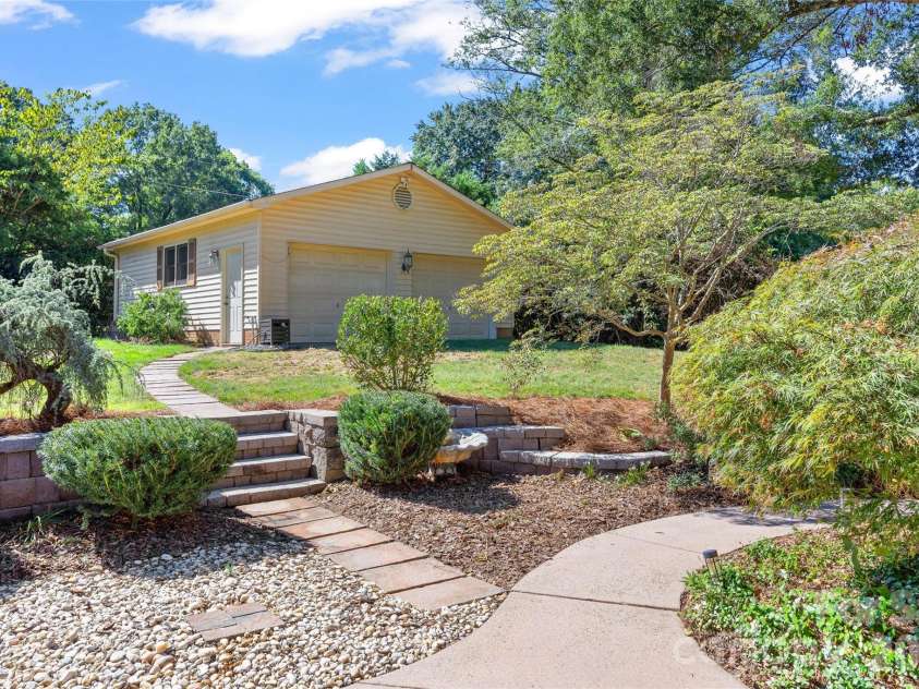 933 Coulwood Drive, Charlotte, NC 28214.  MLS# CAR4425110, YatesRealty ID 54341. 