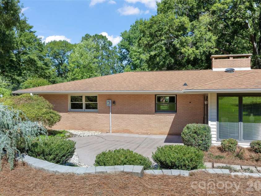 933 Coulwood Drive, Charlotte, NC 28214.  MLS# CAR4425110, YatesRealty ID 54341. 