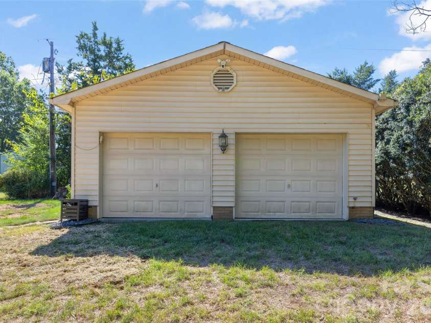 933 Coulwood Drive, Charlotte, NC 28214.  MLS# CAR4425110, YatesRealty ID 54341. 