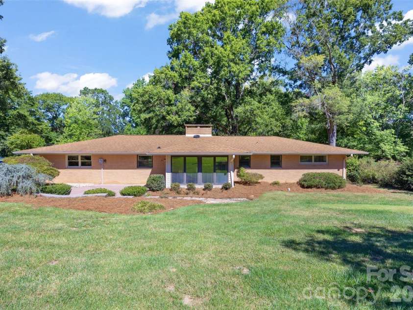 933 Coulwood Drive, Charlotte, NC 28214.  MLS# CAR4425110, YatesRealty ID 54341. 