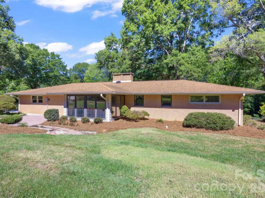 933 Coulwood Drive, Charlotte, NC 28214.  MLS# CAR4425110, YatesRealty ID 54341. 