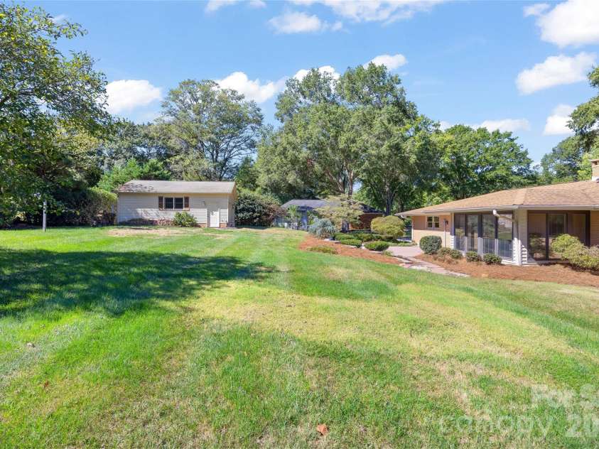 933 Coulwood Drive, Charlotte, NC 28214.  MLS# CAR4425110, YatesRealty ID 54341. 