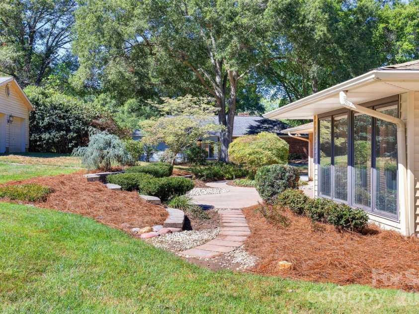 933 Coulwood Drive, Charlotte, NC 28214.  MLS# CAR4425110, YatesRealty ID 54341. 