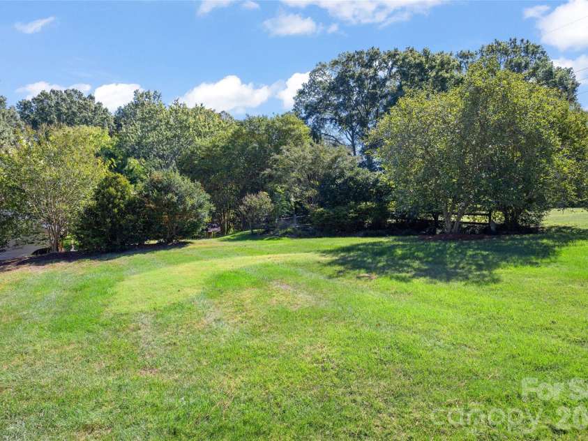 933 Coulwood Drive, Charlotte, NC 28214.  MLS# CAR4425110, YatesRealty ID 54341. 