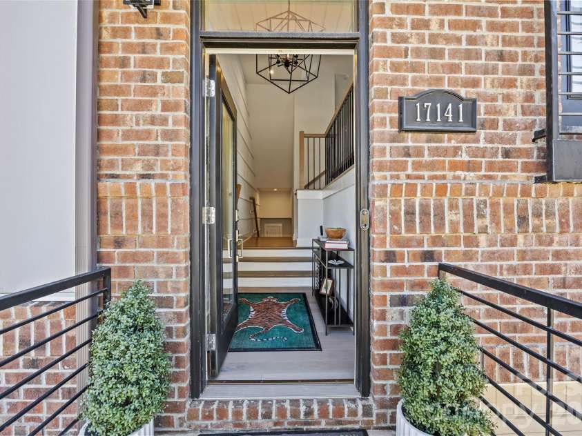 17141 Soho Drive, Charlotte, NC 28204.  MLS# CAR4420799, YatesRealty ID 54349. 