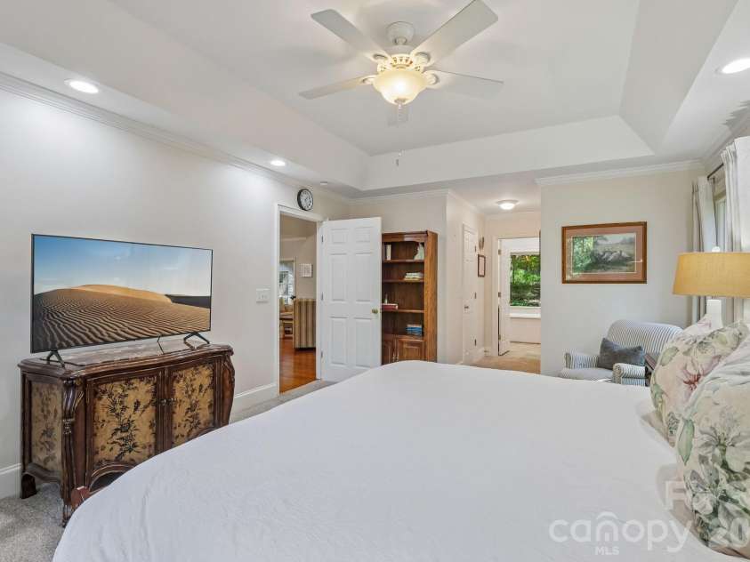 5385 Stone Brook Court, Davidson, NC 28036.  MLS# CAR4421777, YatesRealty ID 54350. Primary Suite on Main Level