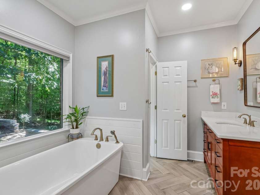 5385 Stone Brook Court, Davidson, NC 28036.  MLS# CAR4421777, YatesRealty ID 54350. Primary Suite on Main Level