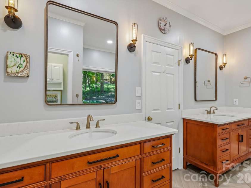 5385 Stone Brook Court, Davidson, NC 28036.  MLS# CAR4421777, YatesRealty ID 54350. Primary Suite on Main Level