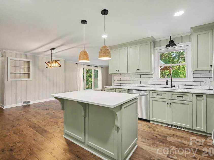 1555 Hess Road, Concord, NC 28025.  MLS# CAR4409569, YatesRealty ID 54352. Kitchen with custom cabinets and stainless steel appliances.