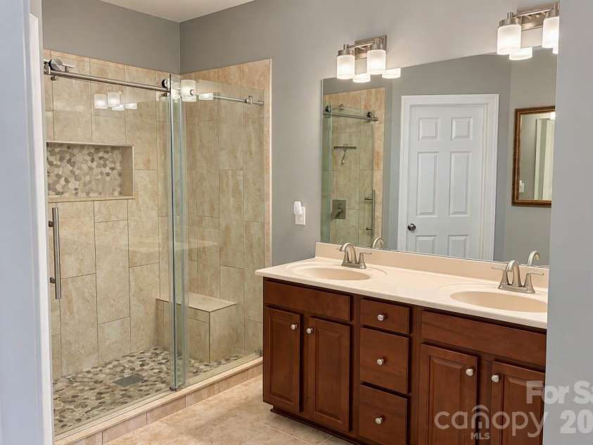 14515 Crociani Drive, Charlotte, NC 28277.  MLS# CAR4407870, YatesRealty ID 54355. Primary Bath