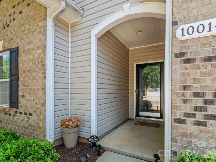 10014 Goose Landing Drive, Charlotte, NC 28269.  MLS# CAR4407510, YatesRealty ID 54357. 
