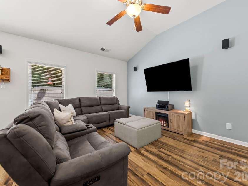 10014 Goose Landing Drive, Charlotte, NC 28269.  MLS# CAR4407510, YatesRealty ID 54357. 