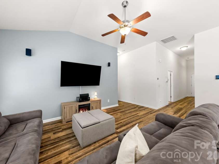 10014 Goose Landing Drive, Charlotte, NC 28269.  MLS# CAR4407510, YatesRealty ID 54357. 