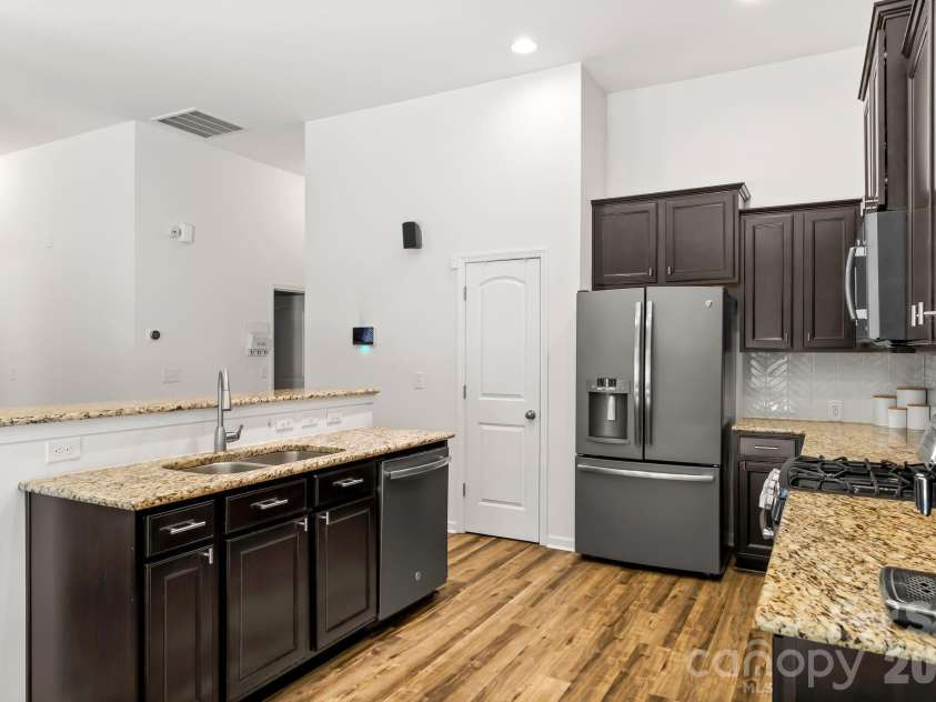 10014 Goose Landing Drive, Charlotte, NC 28269.  MLS# CAR4407510, YatesRealty ID 54357. 