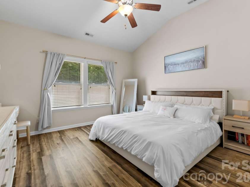 10014 Goose Landing Drive, Charlotte, NC 28269.  MLS# CAR4407510, YatesRealty ID 54357. 