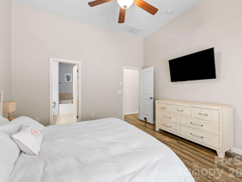 10014 Goose Landing Drive, Charlotte, NC 28269.  MLS# CAR4407510, YatesRealty ID 54357. 