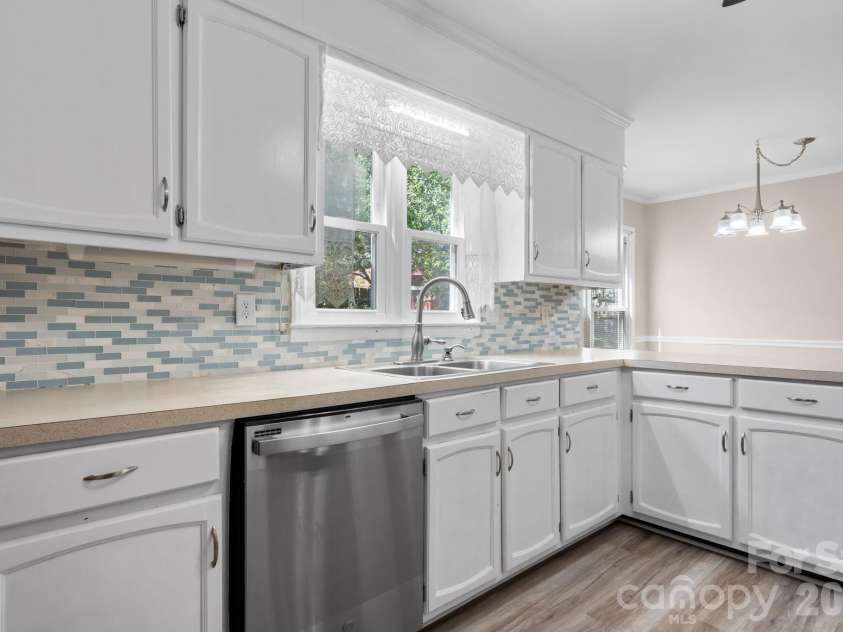 3675 10th Street None, Hickory, NC 28601.  MLS# CAR4430666, YatesRealty ID 54359. 