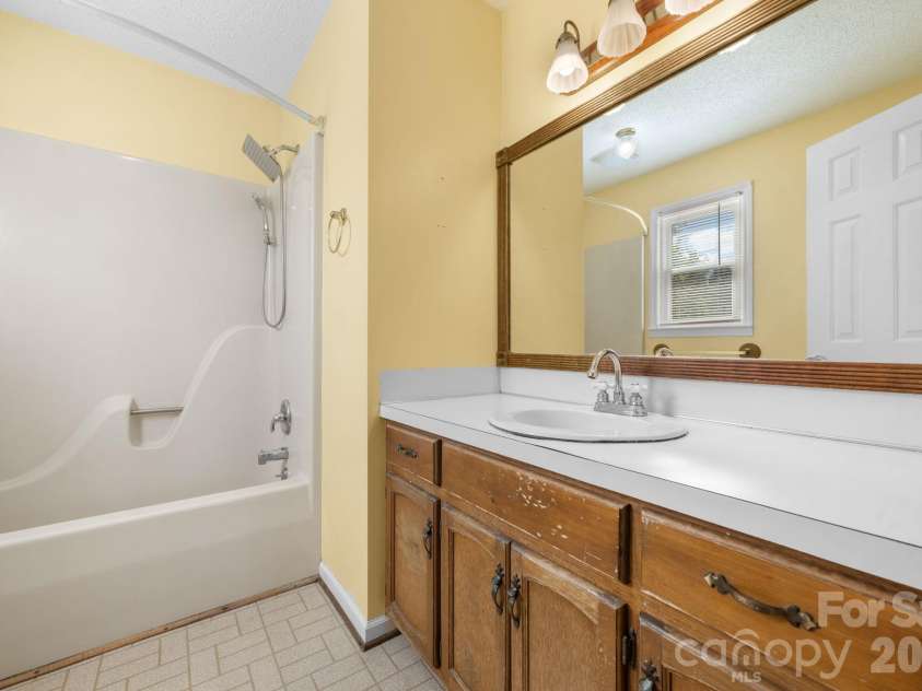 3675 10th Street None, Hickory, NC 28601.  MLS# CAR4430666, YatesRealty ID 54359. 