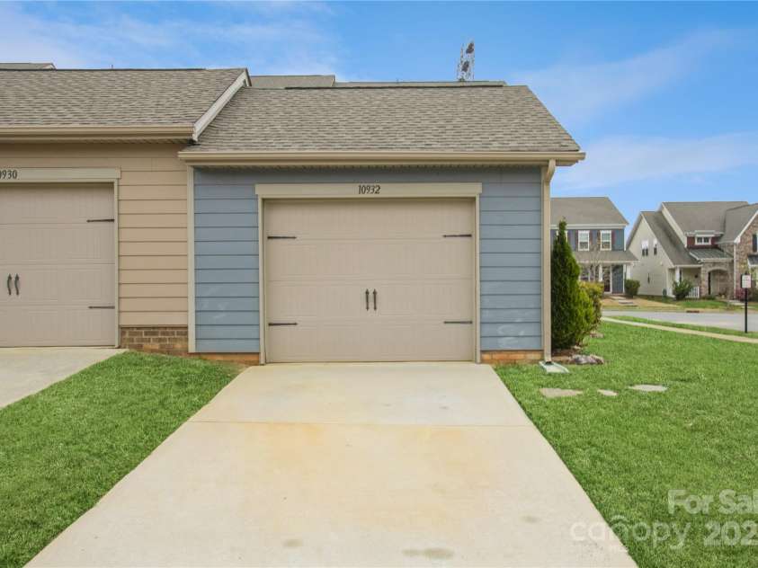 10932 Zac Hill Road, Davidson, NC 28036.  MLS# CAR4235105, YatesRealty ID 5436. GARAGE