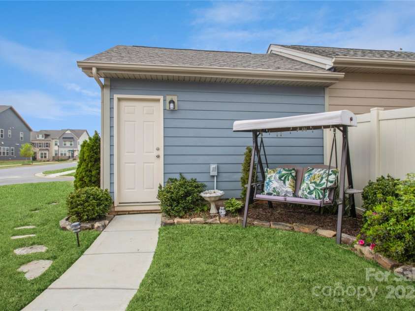 10932 Zac Hill Road, Davidson, NC 28036.  MLS# CAR4235105, YatesRealty ID 5436. GARAGE ENTRY