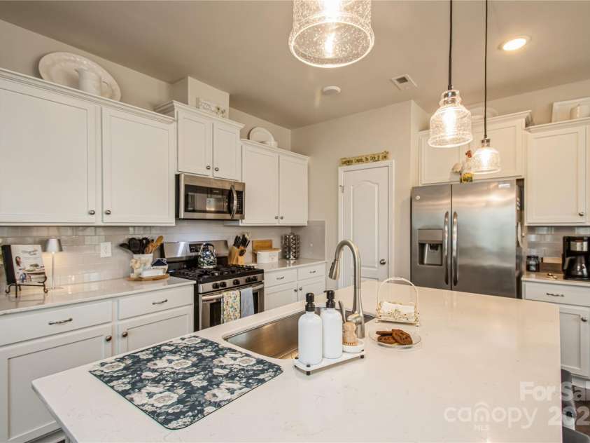 10932 Zac Hill Road, Davidson, NC 28036.  MLS# CAR4235105, YatesRealty ID 5436. KITCHEN