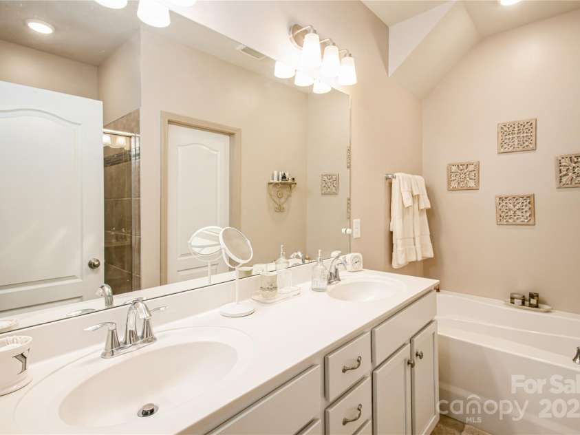 10932 Zac Hill Road, Davidson, NC 28036.  MLS# CAR4235105, YatesRealty ID 5436. PRIMARY BATHROOM
