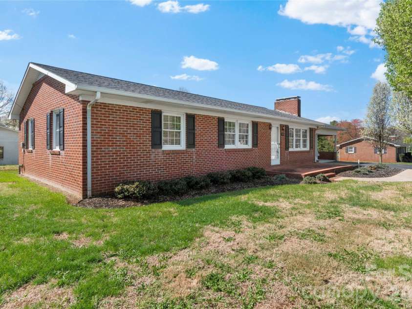 612 Main Street, Boonville, NC 27011.  MLS# CAR4358870, YatesRealty ID 5436. 