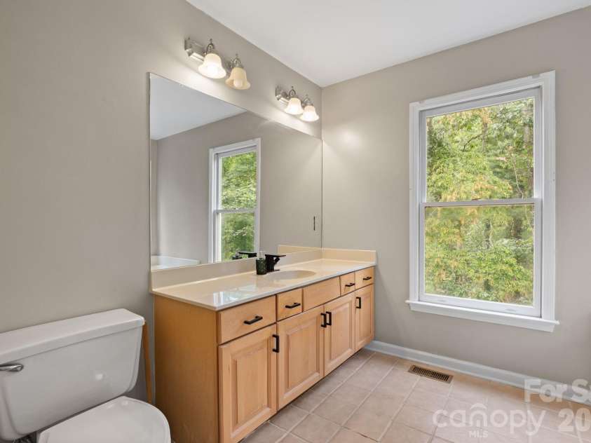 113 Laura Trace, Hendersonville, NC 28792.  MLS# CAR4424959, YatesRealty ID 54362. 