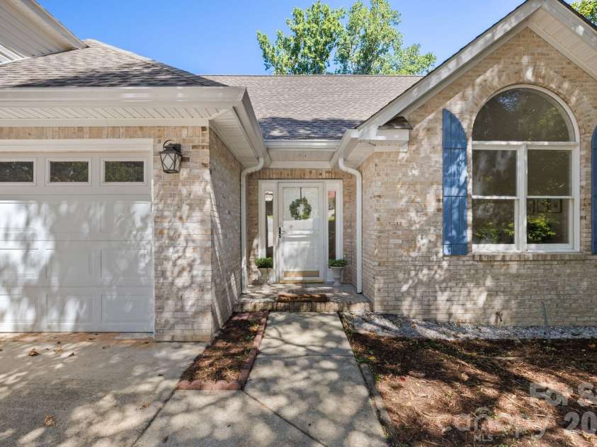 113 Laura Trace, Hendersonville, NC 28792.  MLS# CAR4424959, YatesRealty ID 54362. 