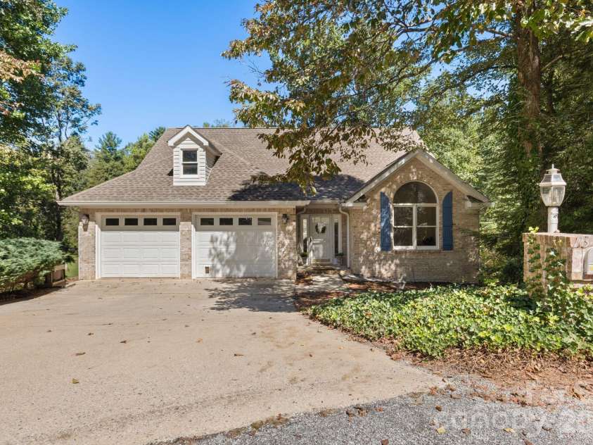 113 Laura Trace, Hendersonville, NC 28792.  MLS# CAR4424959, YatesRealty ID 54362. 