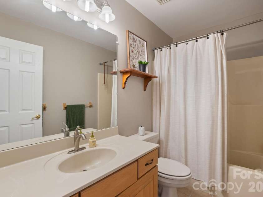 113 Laura Trace, Hendersonville, NC 28792.  MLS# CAR4424959, YatesRealty ID 54362. 