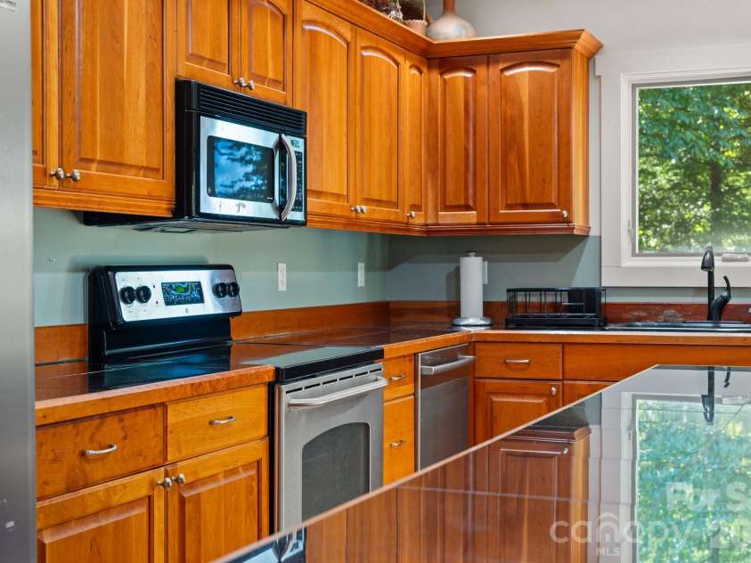 179 Woodlyn Etch Drive, Hendersonville, NC 28792.  MLS# CAR4429888, YatesRealty ID 54364. 
