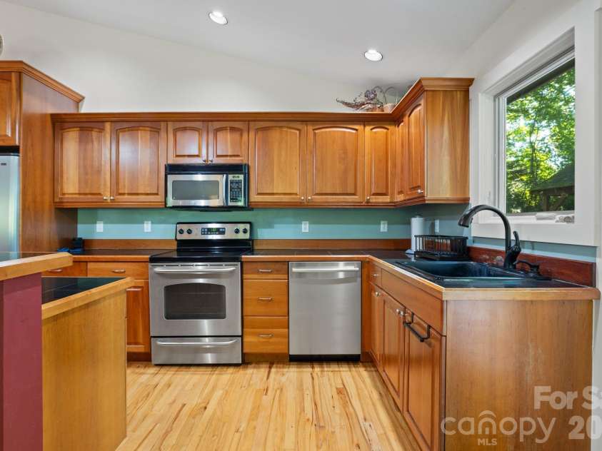 179 Woodlyn Etch Drive, Hendersonville, NC 28792.  MLS# CAR4429888, YatesRealty ID 54364. 