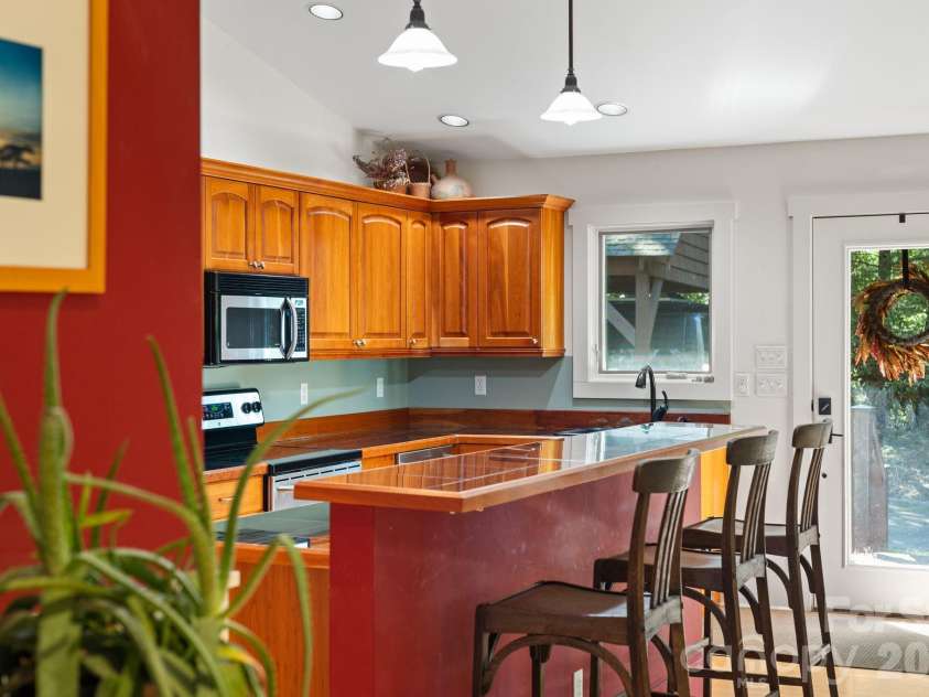 179 Woodlyn Etch Drive, Hendersonville, NC 28792.  MLS# CAR4429888, YatesRealty ID 54364. 