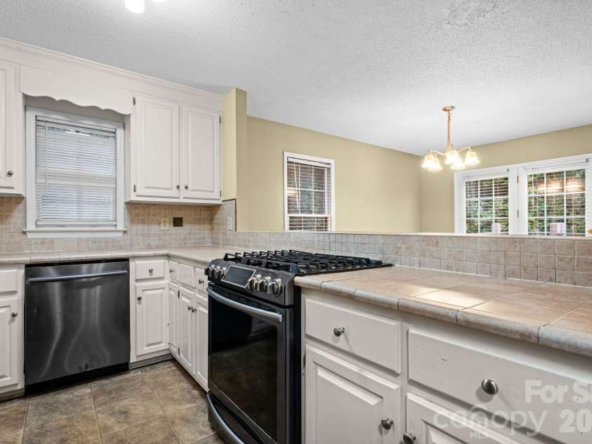 2433 1st Street, Hickory, NC 28601.  MLS# CAR4430009, YatesRealty ID 54370. 