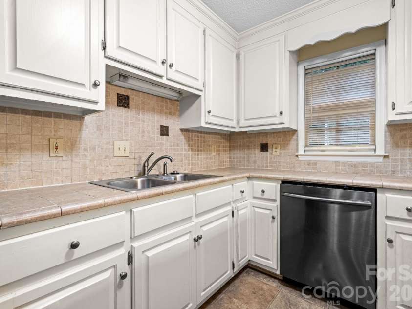 2433 1st Street, Hickory, NC 28601.  MLS# CAR4430009, YatesRealty ID 54370. 