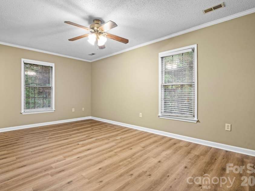 2433 1st Street, Hickory, NC 28601.  MLS# CAR4430009, YatesRealty ID 54370. 